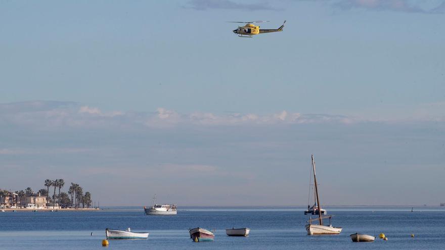 Imagen de archivo (05/01/2024) de un helicóptero del 112 de la Comunidad de Murcia durante las labores de búsqueda del menor desaparecido en aguas del Mar Menor. EFE/MARCIAL GUILLÉN