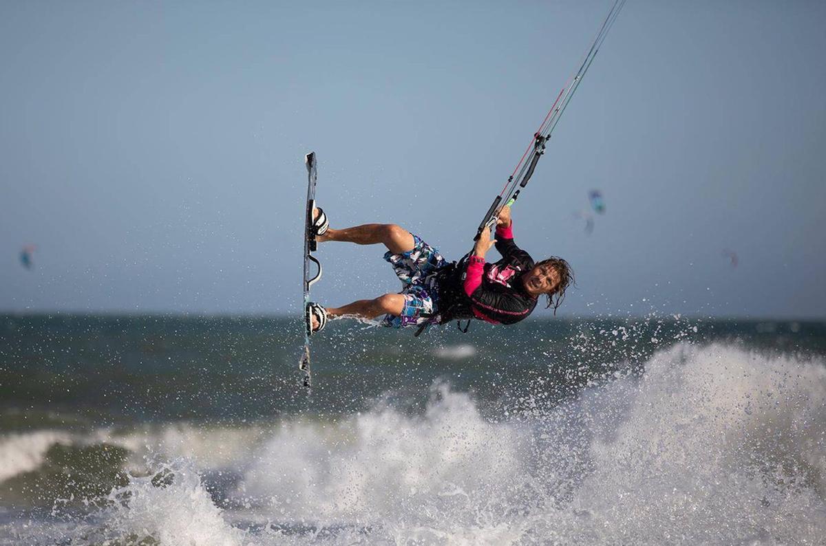 Im Flug über das Meer: Oliver Lorenz beim Kitesurfen in der Bucht von Pollença.