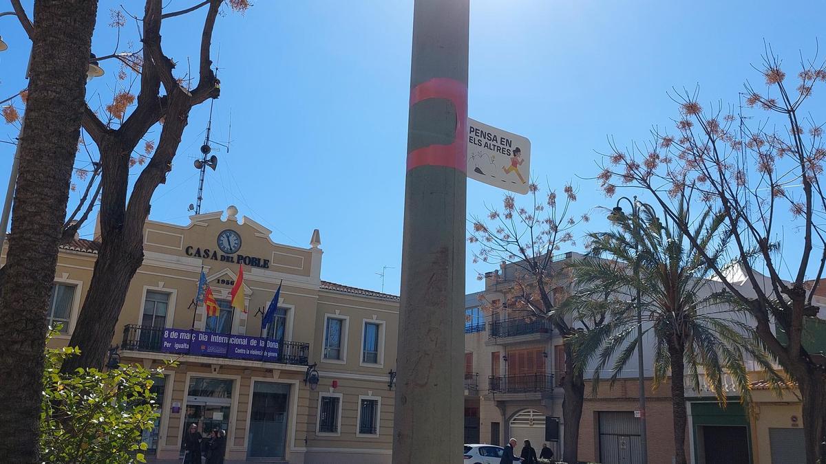 Cartel en la farola frente al ayuntamiento de la Pobla de Farnals