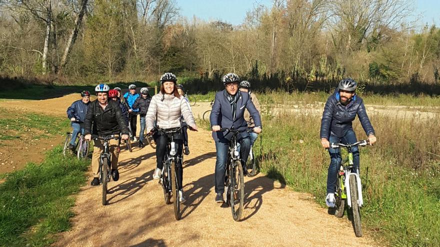 Imatge de la pedalada que han protagonitzat l&#039;alcaldessa de Girona, Marta Madrenas, amb el batlle de Sarrià, Roger Torrent