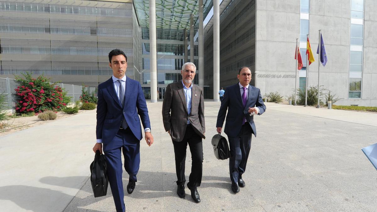 Mauricio García de la Vega, con sus abogados, a la salida de los juzgados en 2018.