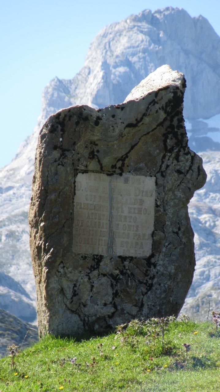 Monolito dedicado a Toño Vega Diaz, quien fuera Alcalde de Cangas de Onís.