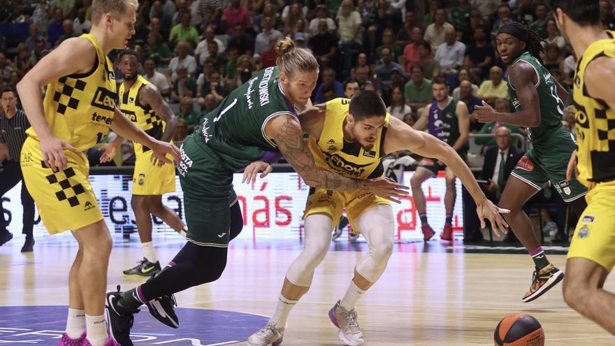 Vicedo pelea por un balón ante la presión de Osetkowski en el Unicaja-Lenovo del sábado.