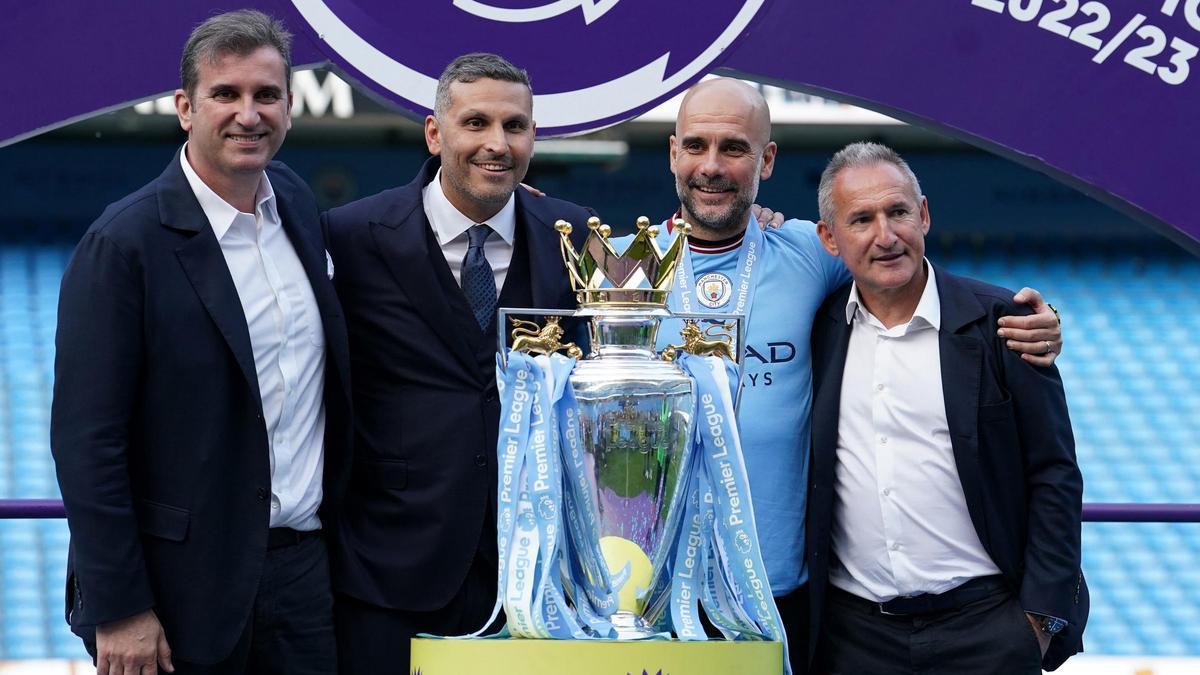Archivo - De izquierda a derecha: Ferran Soriano, Khaldoon Al Mubarak, Pep Guardiola y Txiki Begiristain junto al trofeo de la Premier League