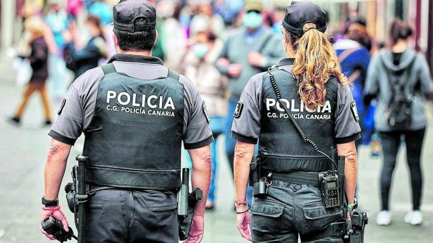 Dos agentes de la Policía Canaria patrullan al mediodía de ayer po r el casco histórico de La Laguna. | | MARÍA PISACA