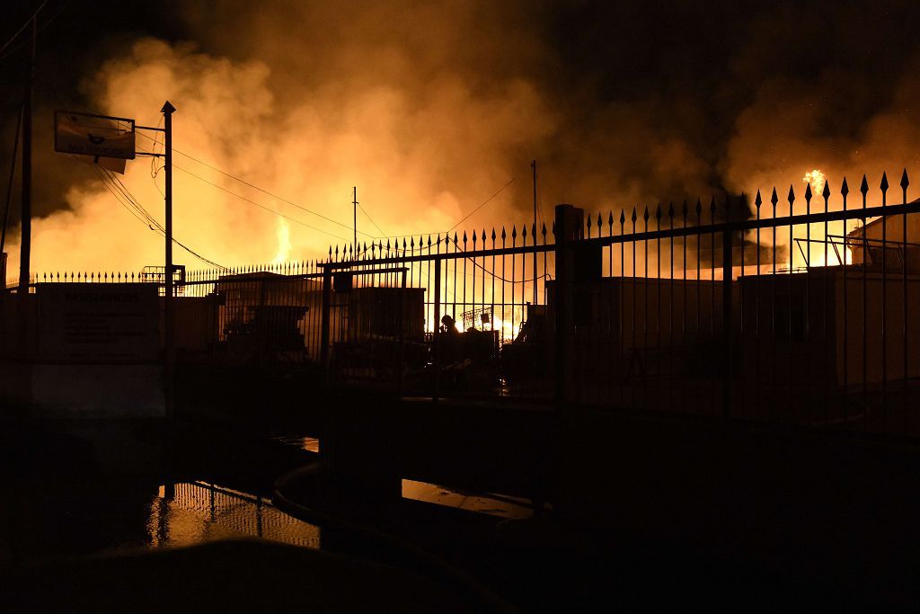 Estas son las imágenes que el aparatoso incendio de Puente Tocinos ha dejado este sábado