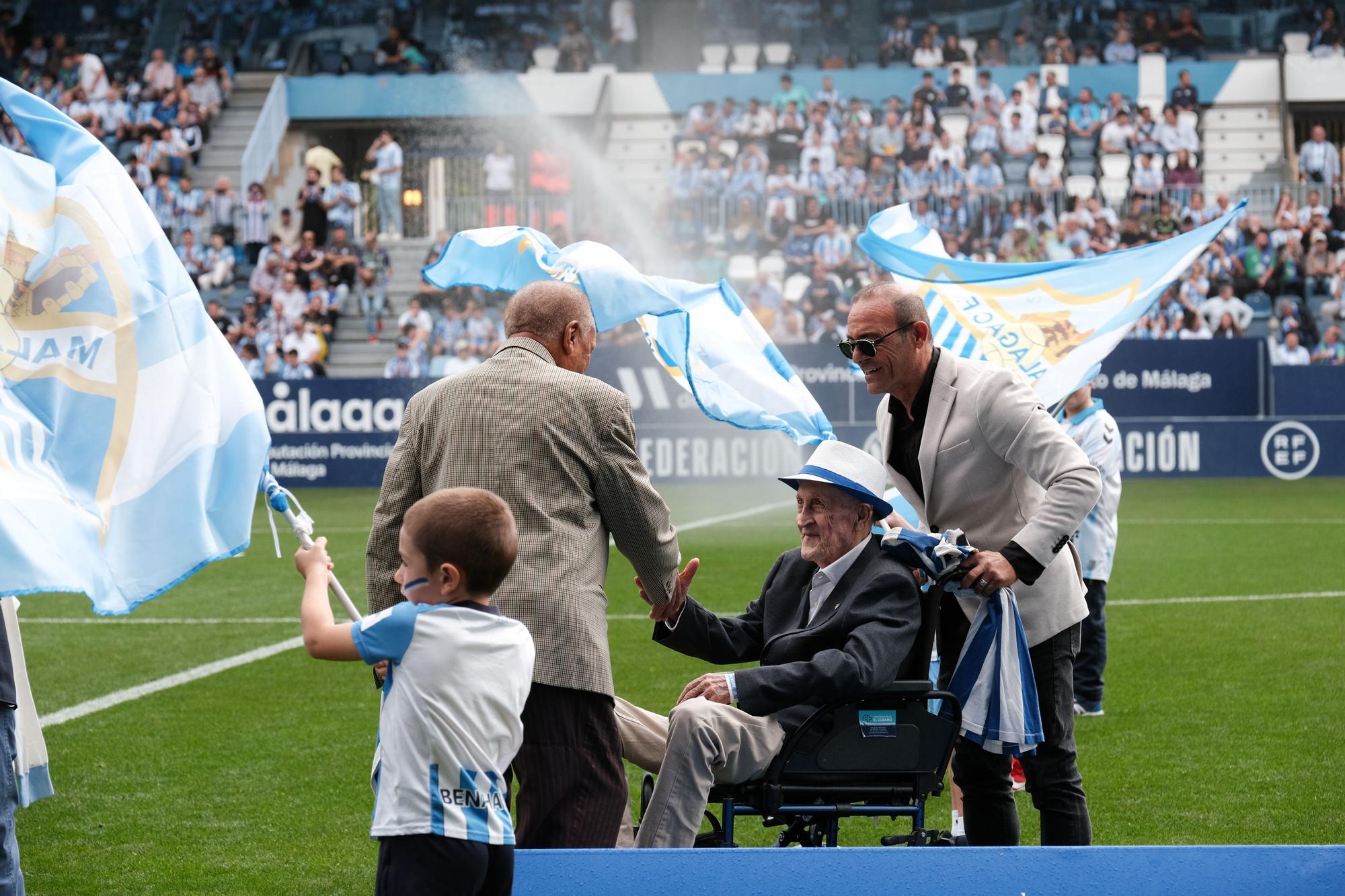 Homenaje a los veteranos del Málaga CF en el partido ante el AD Ceuta disputado en La Rosaleda.