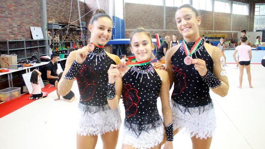 Las tres gimnastas, con sus medallas. // M. Clavero