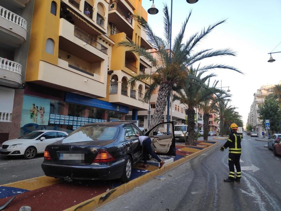 El conductor ha perdido el control del vehículo cuando enfilaba la avenida desde la curva del palangre, por causas que se investigan