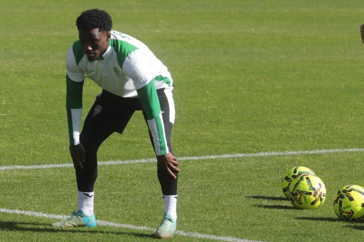 Adilson Mendes estira durante un entrenamiento del Córdoba CF esta temporada