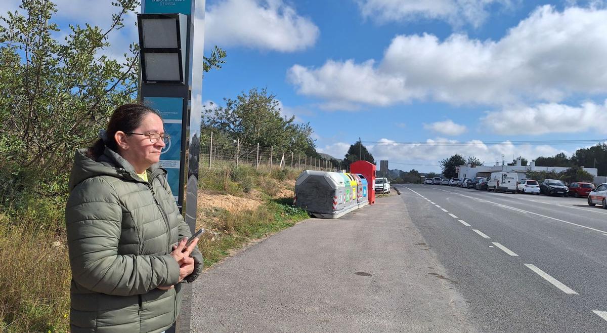 Diana García hace acopio de paciencia mientras espera el bus. | D.V.