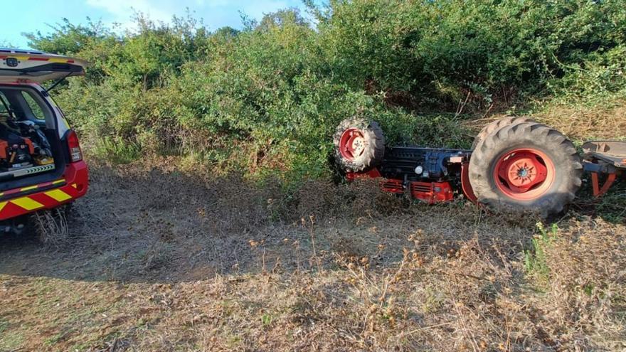 Tractor volcado en Gres, tras la llegada de los servicios de emergencias.  | // BOMBEIROS
