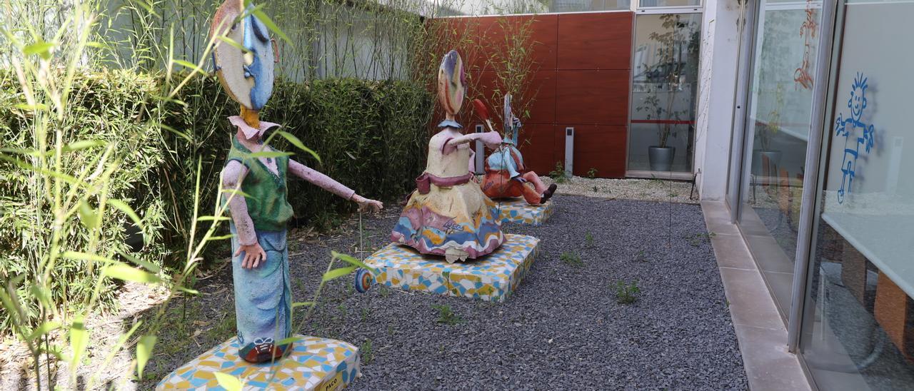 VALL D&#039;ALBA. CENTRO DE SALUD. ESTATUAS CEDIDAS POR EL AUTOR TIO TONI DE LA SECTA AL PUEBLO. ANTONIO G.L., LIDER DE LA SECTA SEXUAL DE VISTABELLA