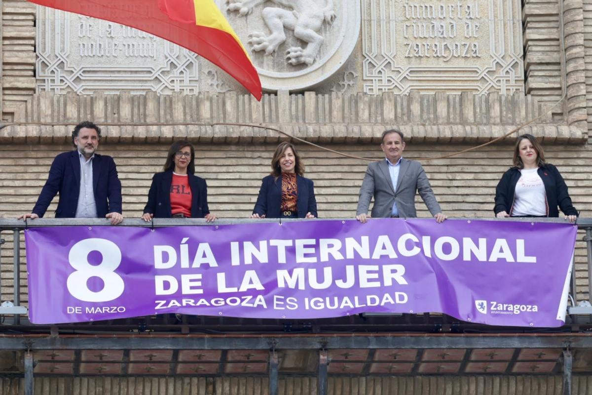 Colocación de la pancarta del 8M.