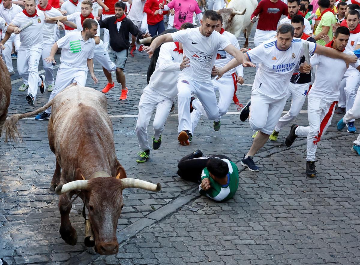 Los corredores corren durante el encierro de los toros en el festival de San Fermín en Pamplona, ​​España, el 7 de julio de 2022. 