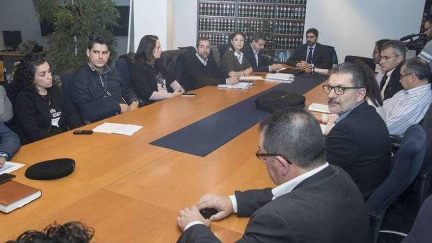 Reunión celebrada ayer en la sede local de la Xunta entre el director de Augas de Galicia y representantes municipales. // Cristina Graña