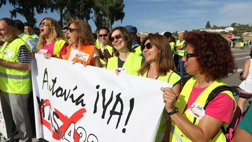 Vecinos del Guadiato y de Llerena cortan la N-432 para exigir la autovía