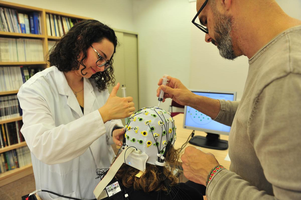 A los voluntarios se les pone un casco unido a unos electrodos para ver cuáles se activan durante la ingesta.
