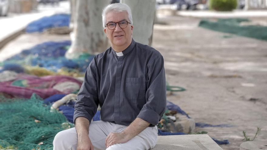 El sacerdote y director de Stella Maris Mallorca Nadal Bernat posando en un muelle del puerto de Palma.