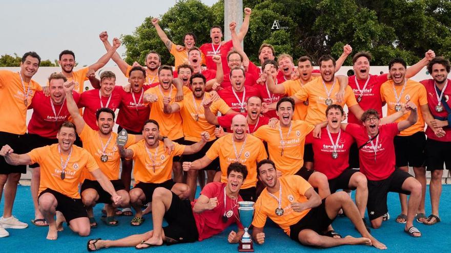 Los jugadores del Galatasaray celebran su victoria contra el Echeyde.