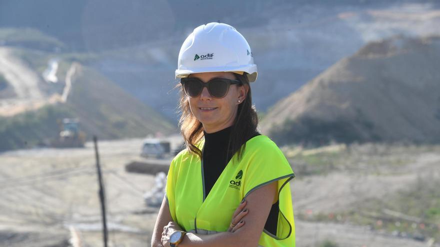 La ingeniera Dolores Salorio dirige la obra de los túneles del tren a Langosteira.