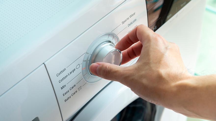 Adiós a tender la ropa en casa y a la humedad: el desconocido  giro de rosca de la lavadora que la transforma en secadora