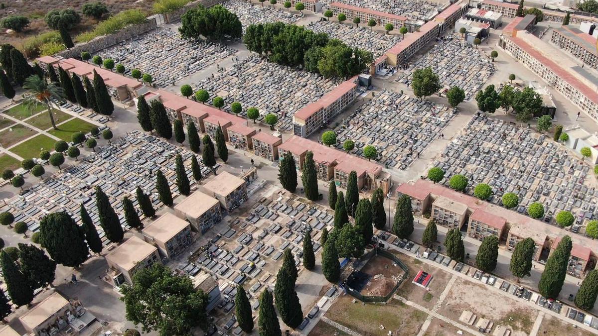 Día de Todos los Santos en el Cementerio de Alicante