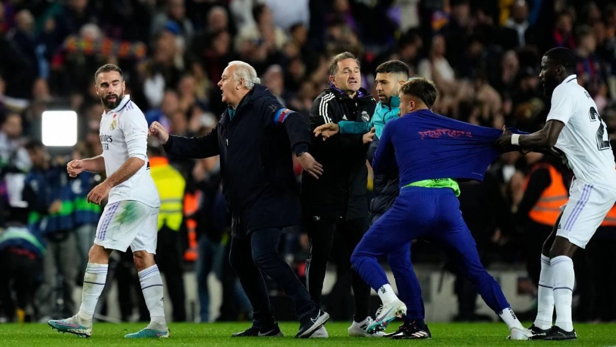 Imagen del enganchón entre Carvajal y Arnau Tenas tras el clásico