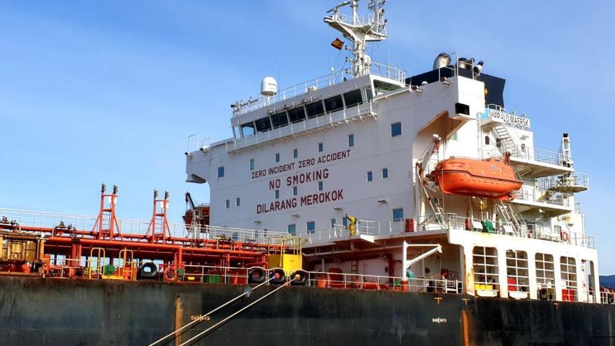 El &quot;Harald Maersk&quot; atracado en el puerto de Vigo. // Marta G. Brea