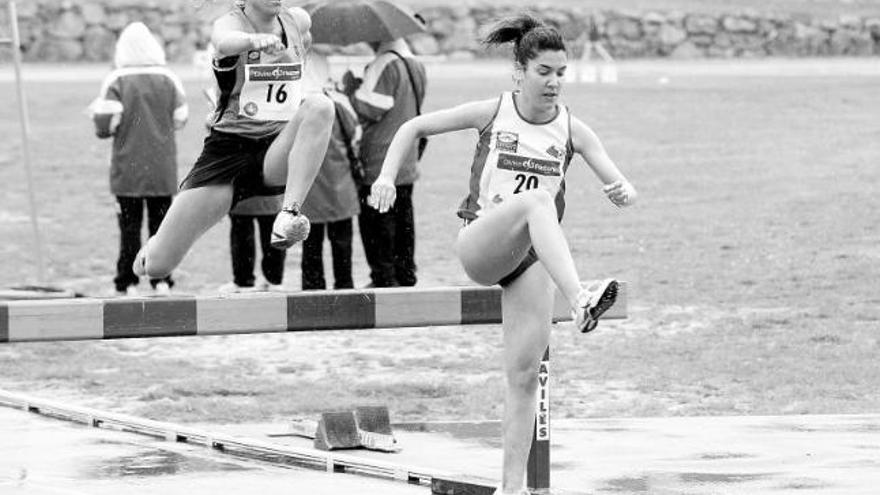 Itziar Méndez persigue a Alba Hernández en la prueba de 3.000 obstáculos.