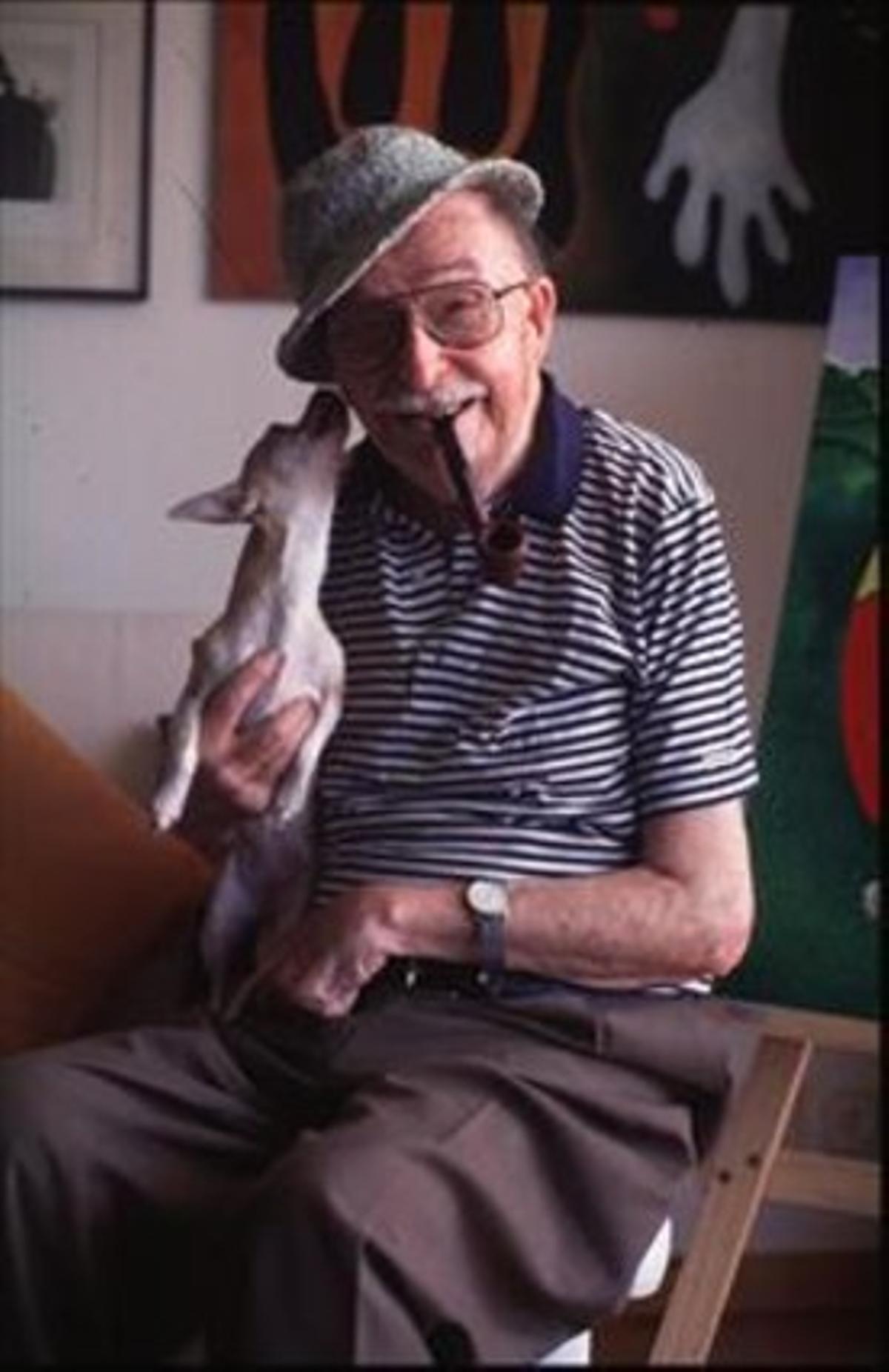 Cugat, amb un chihuahua, l’estiu del 1990, uns mesos abans de la seva mort. Cugat, amb un chihuahua, l’estiu del 1990, uns mesos abans de la seva mort.