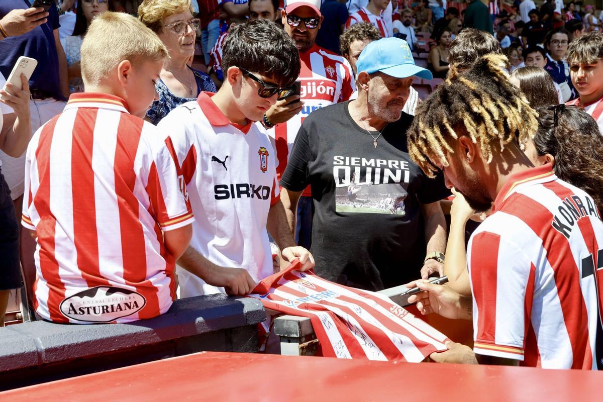 Los nueve fichajes del Sporting reciben el primer baño de masas en El Molinón ante 600 aficionados