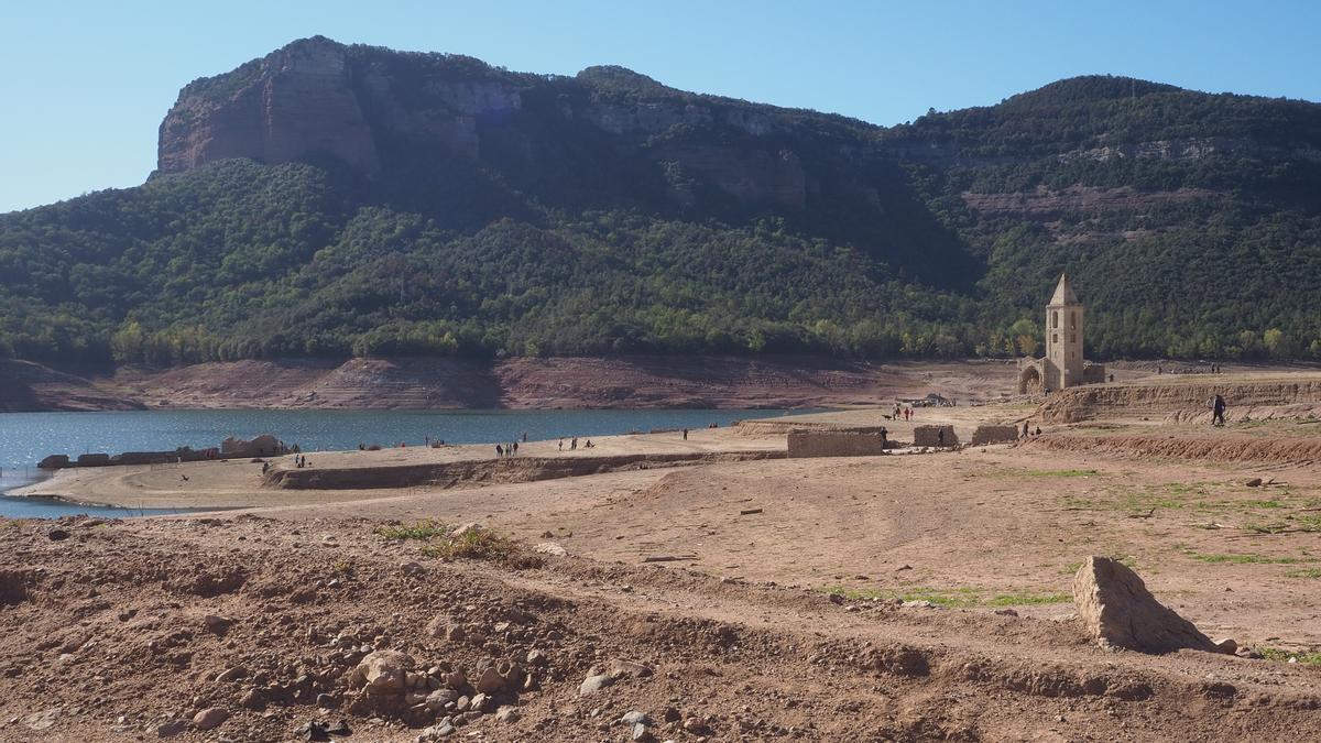 Turismo de sequía en el pantano de Sau