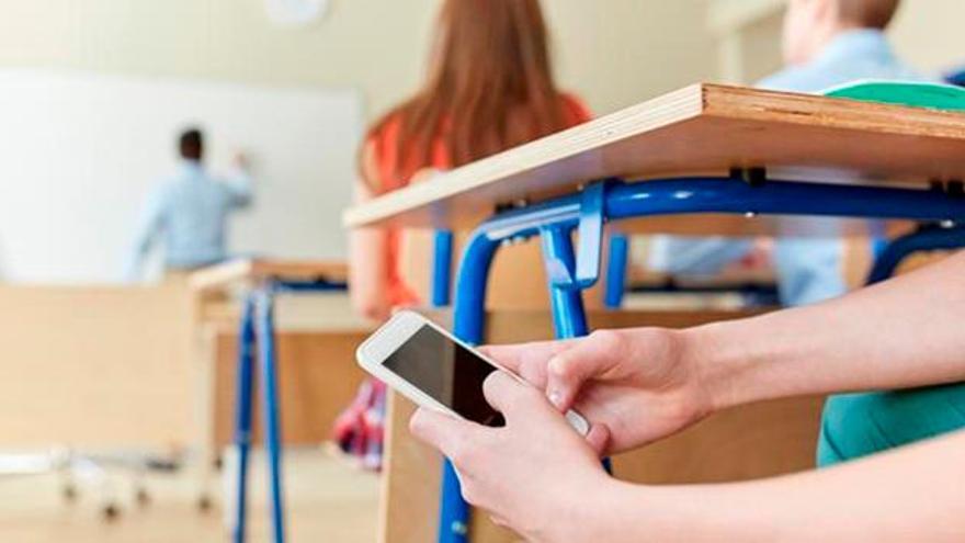 Prohibir el uso del teléfono móvil en los colegios e institutos