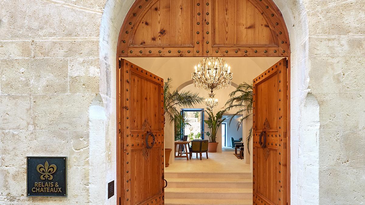 La entrada de Can Faustino, uno de los palacios históricos que forman Faustino Gran y pionero del sello Relais &amp; Châteaux en Menorca.