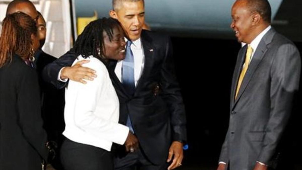 Expectación 8 Dos kenianas se fotografían junto al cartel de Obama.