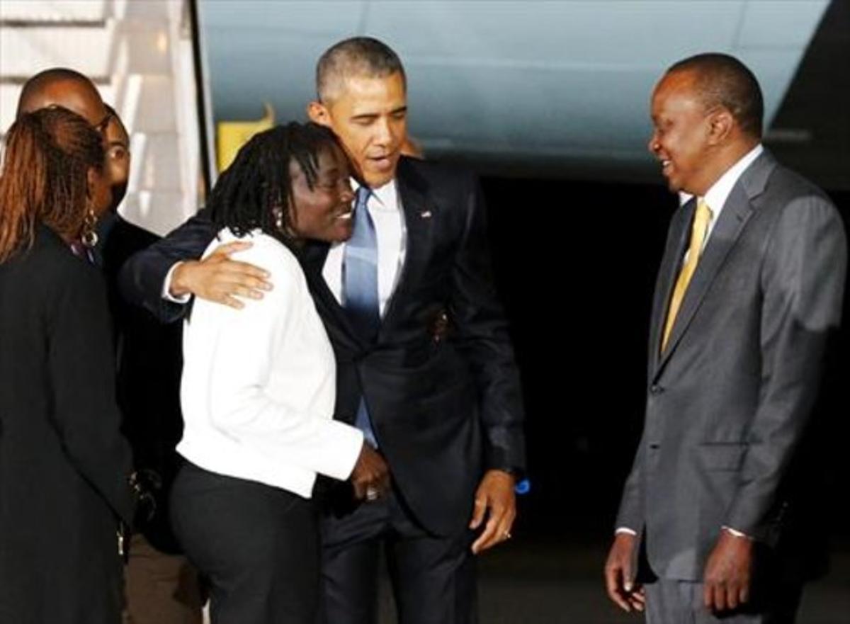 Expectació 8 Dues kenyanes es fotografien amb el cartell d’Obama.
