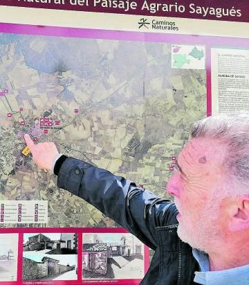 Un grupo de personas camina por un paraje natural practicando la marcha nórdica |