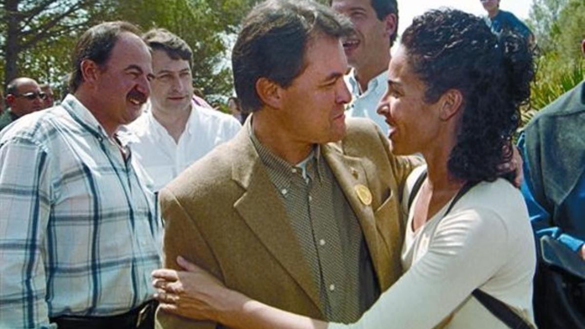 UNA CAMPAÑA FAMOSA 3 El líder de CiU, Artur Mas, saluda a la cantante Nina, en presencia de Xavier Crespo (a su espalda), en un acto de la campaña de las elecciones municipales de mayo del 2003 en las que Crespo era candidato a la alcaldía de Lloret