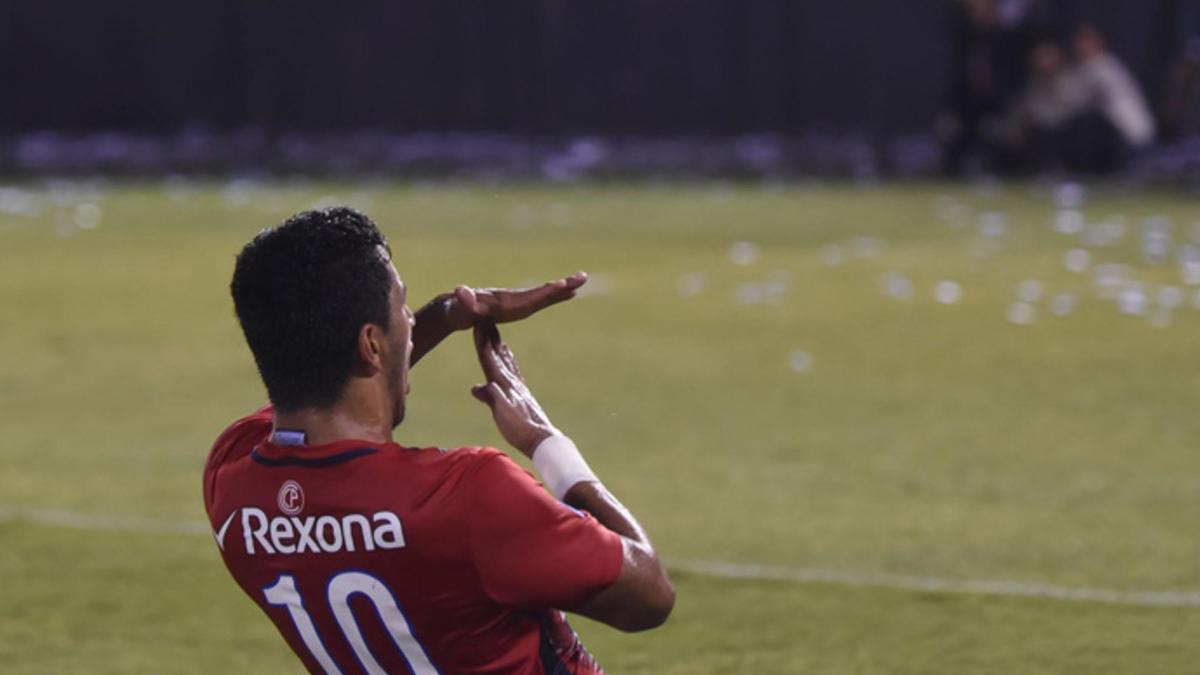 Cecilio Domínguez celebra uno de sus dos goles