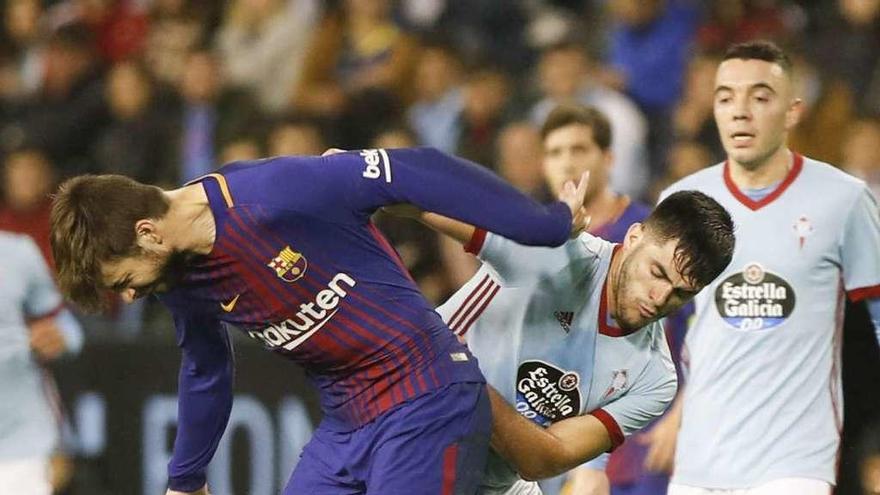 Maxi Gómez disputa un balón a Gerard Piqué en presencia de Iago Aspas. // Ricardo Grobas