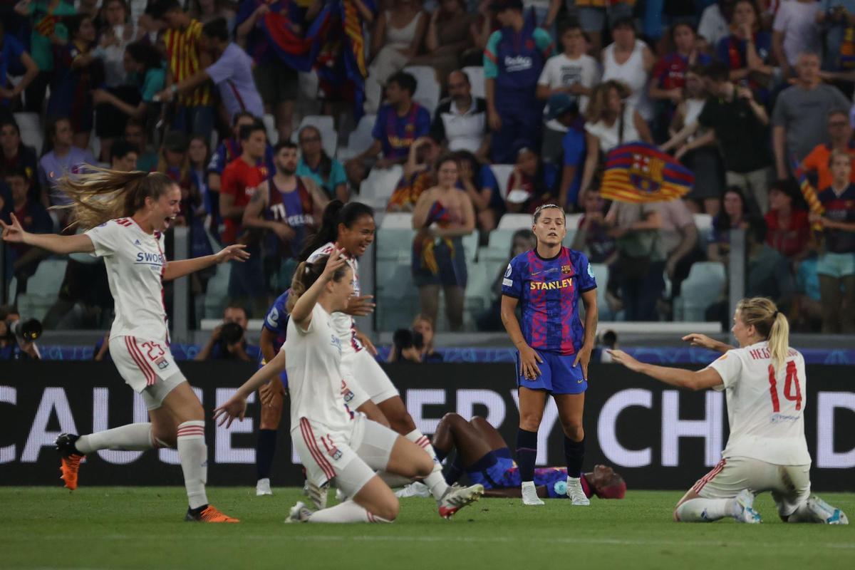 Las jugadoras del Olympique celebran la victoria, al término de la final de la Liga de Campeones femenina entre el Lyon y el FC Barcelona disputada en Turín. EFE/Kiko Huesca
