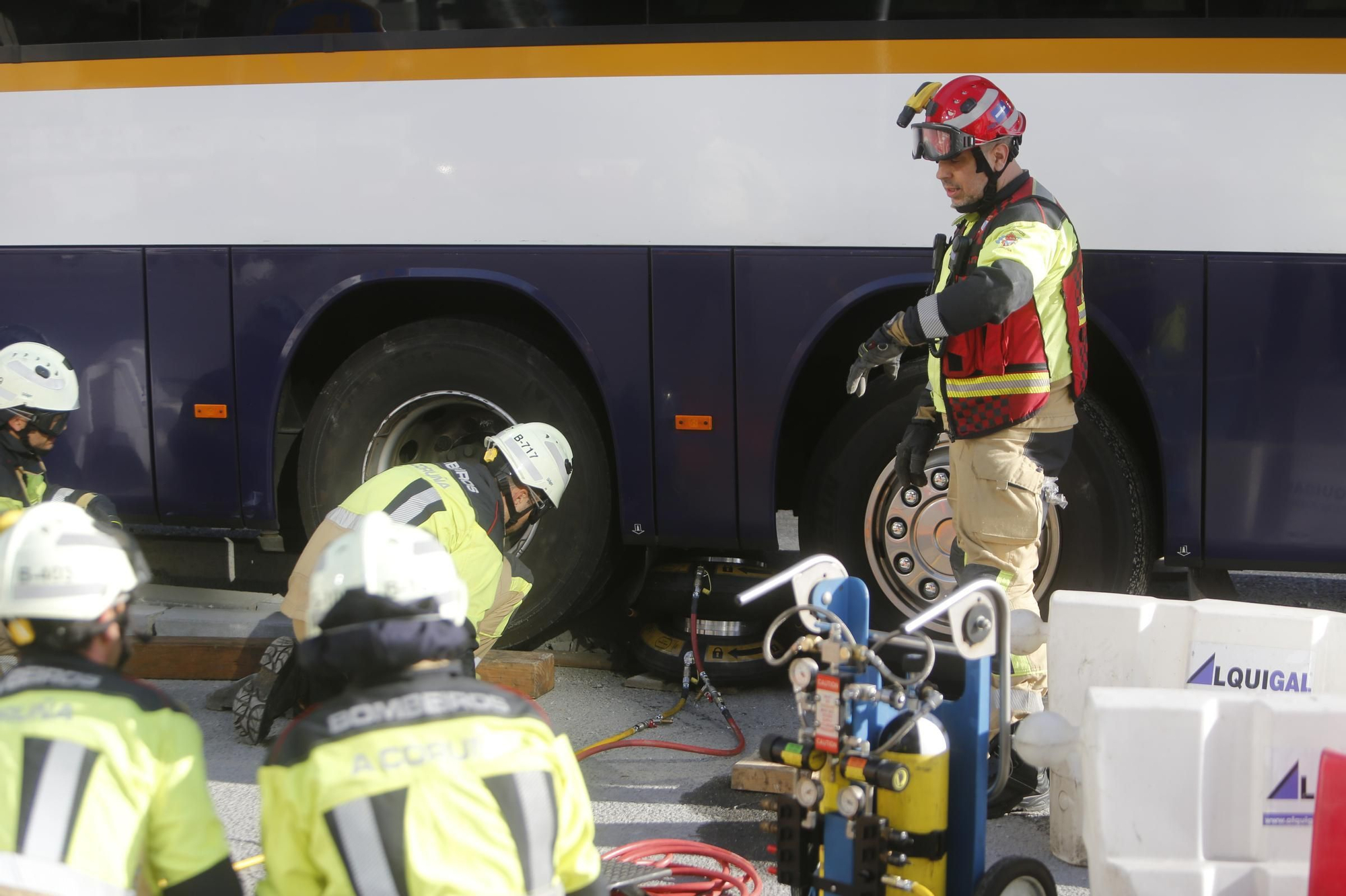 Un autobús, atascado en la nueva glorieta junto a la Casa del Mar