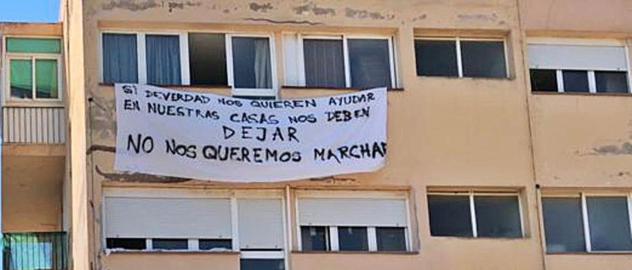 Pancartas de protesta de los vecinos del Don Pepe. | J. A. RIERA