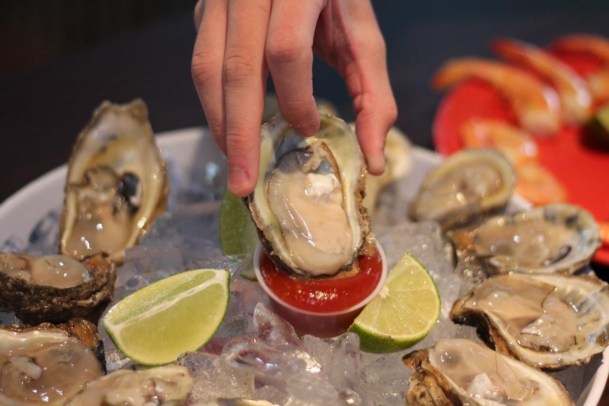 Los expertos recomiendan vigilar qué se come y evitar el marisco o pescado crudo