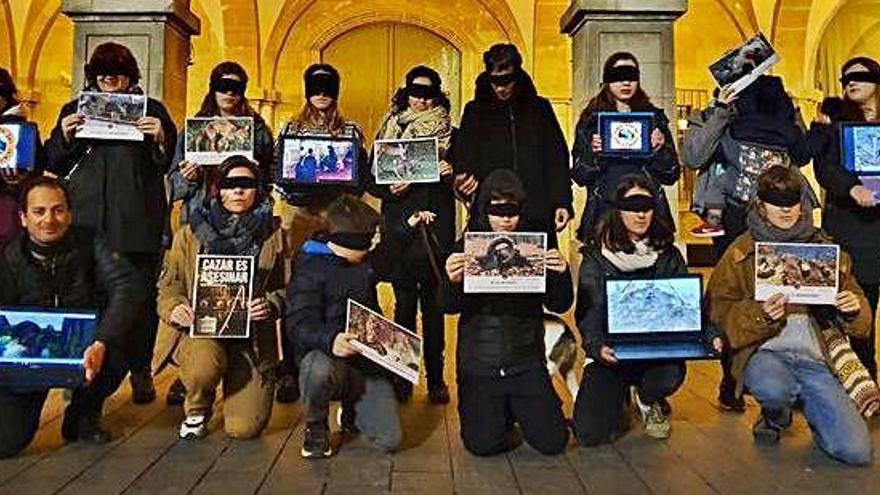 Una vintena de persones protesten contra la caça