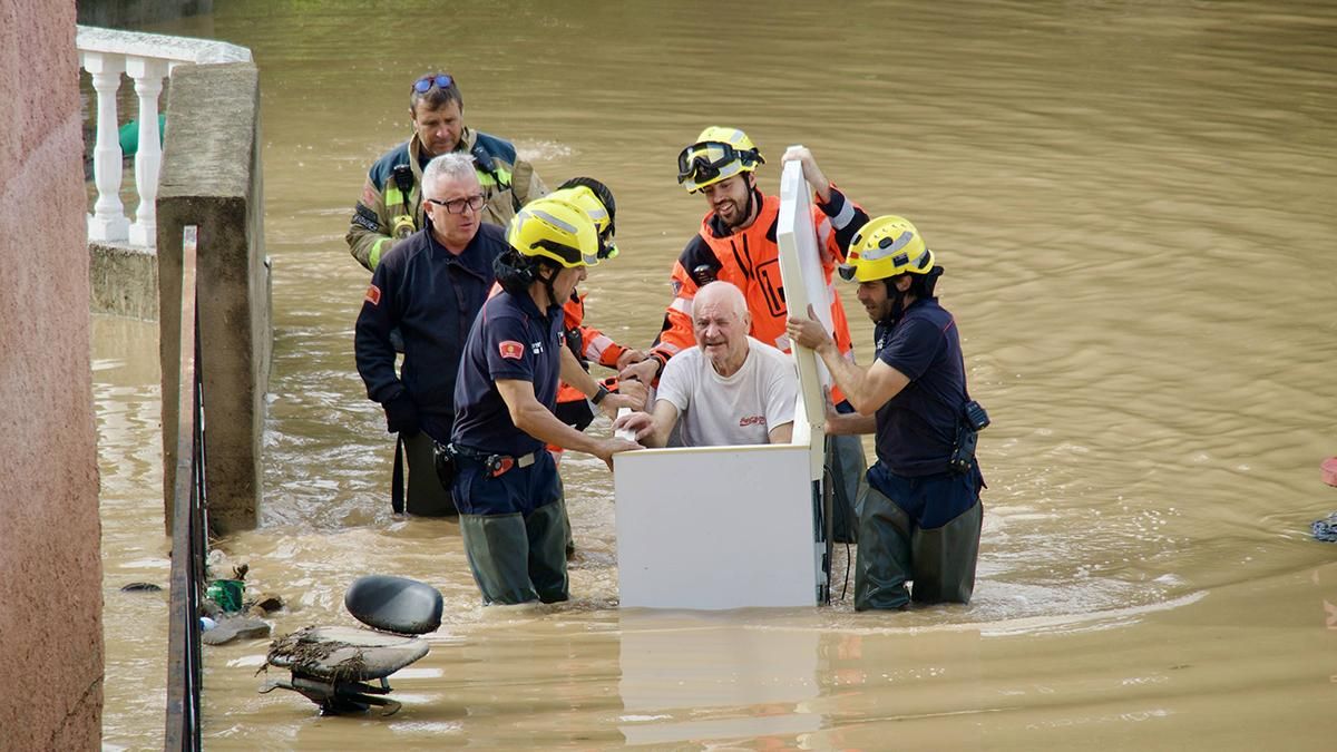 Los bomberos rescatan a un matrimonio de edad avanzada aislados por el agua en el Cami del Mig al lado de la C-12.
