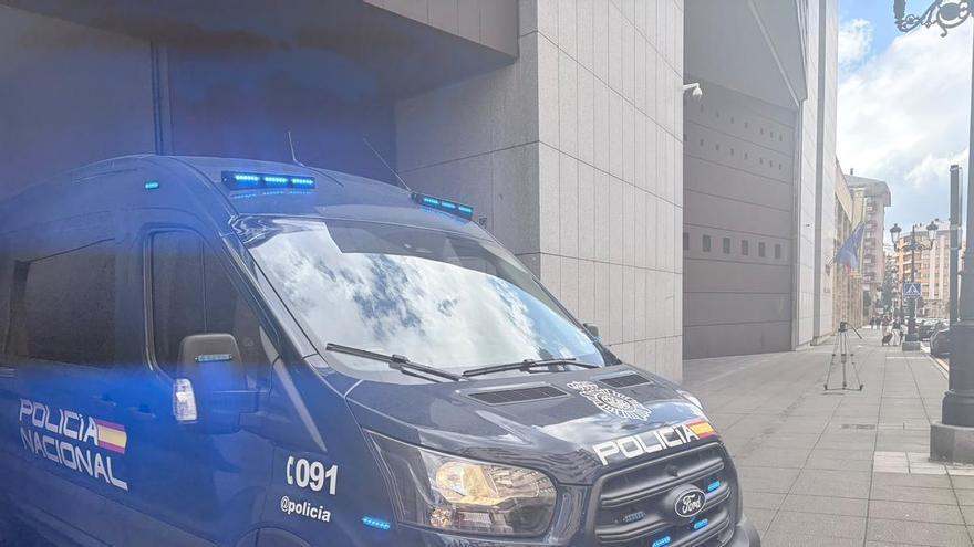 La pareja detenida en Oviedo por el caso de la mujer calcinada es trasladada a la cárcel de Asturias