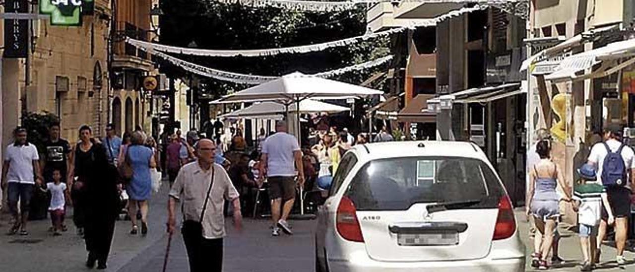 Un vehÃ­culo circula por la peatonal calle Oms hacia la Rambla, pese a que estÃ¡ prohibido.