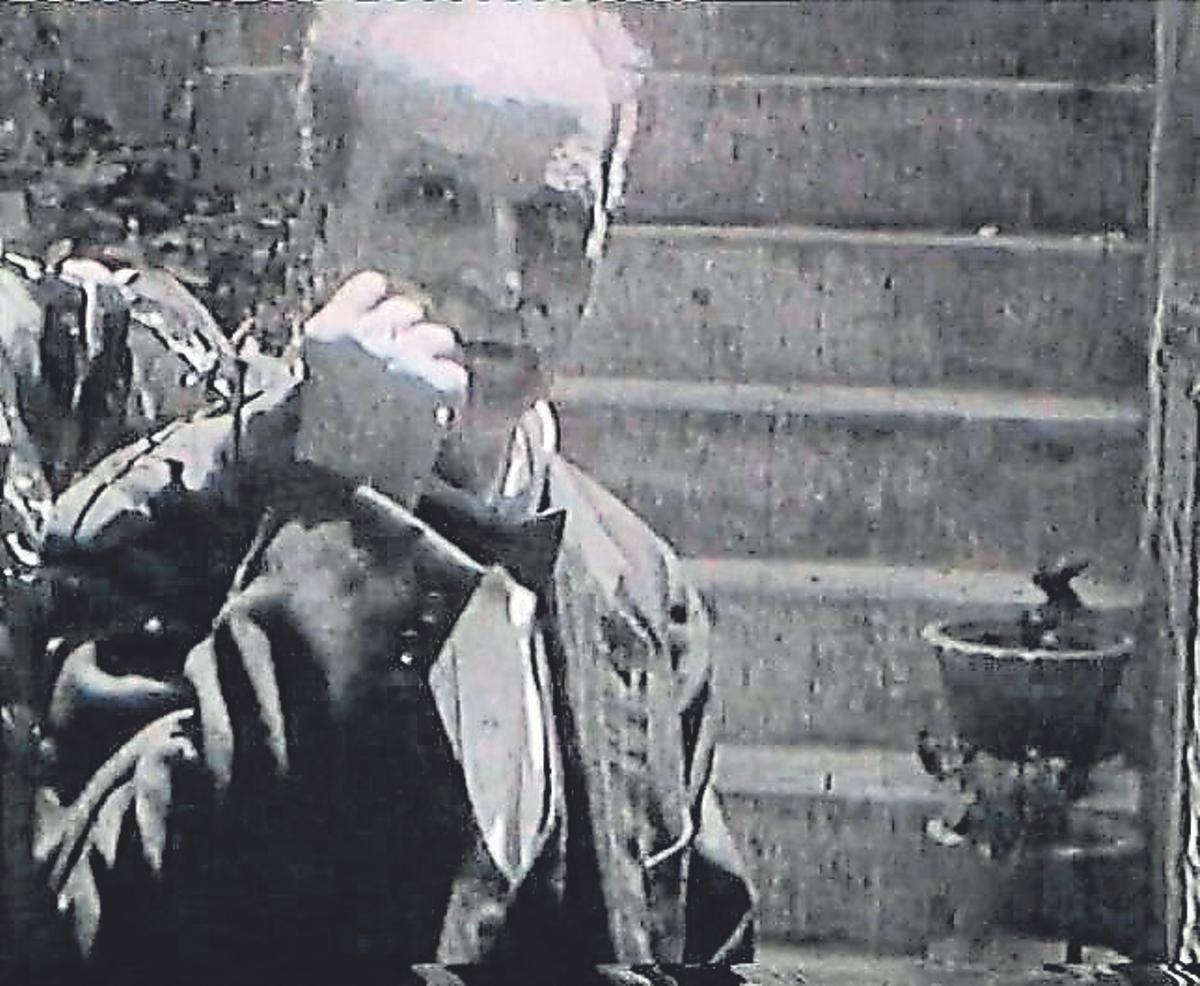 El padre de Rafael se atusa el bigote.